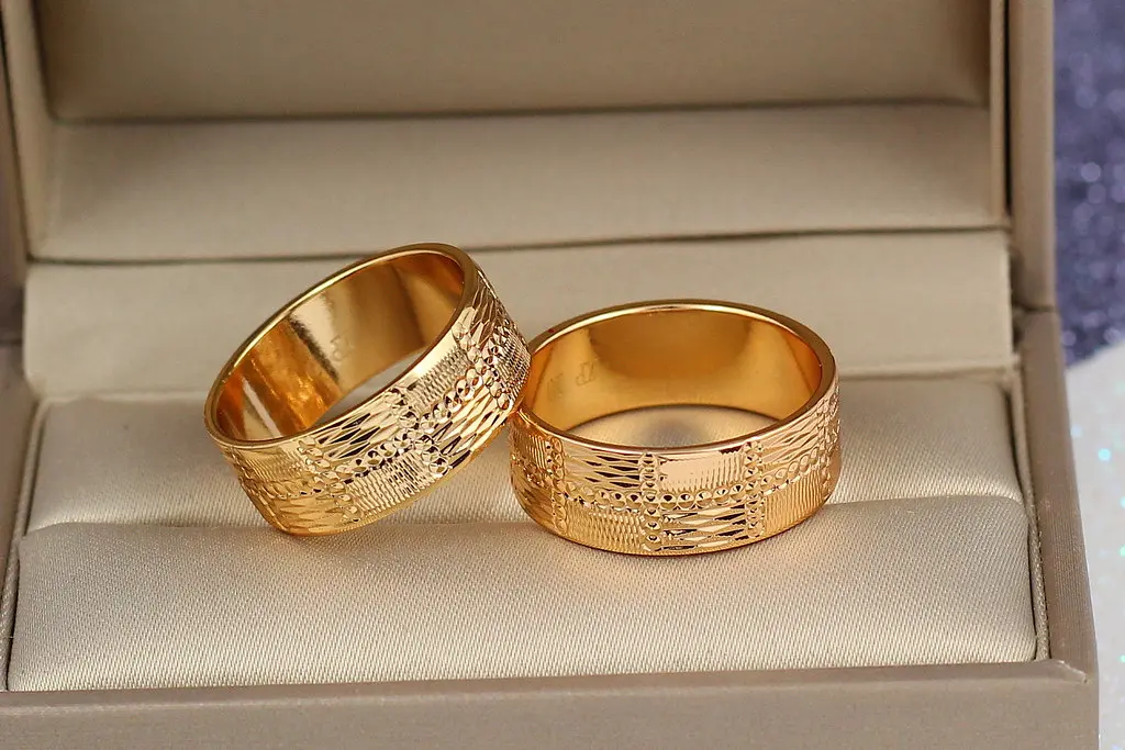 Обручка Xuping Jewelry гранований малюнок квадрати 8 мм р 22 золотиста - фото 2
