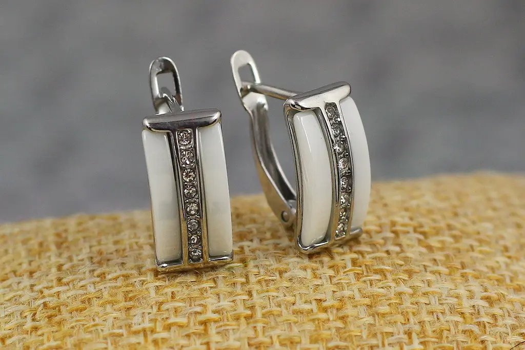 Сережки Xuping Jewelry краватка з білою керамікою 1.6 см сріблясті - фото 2