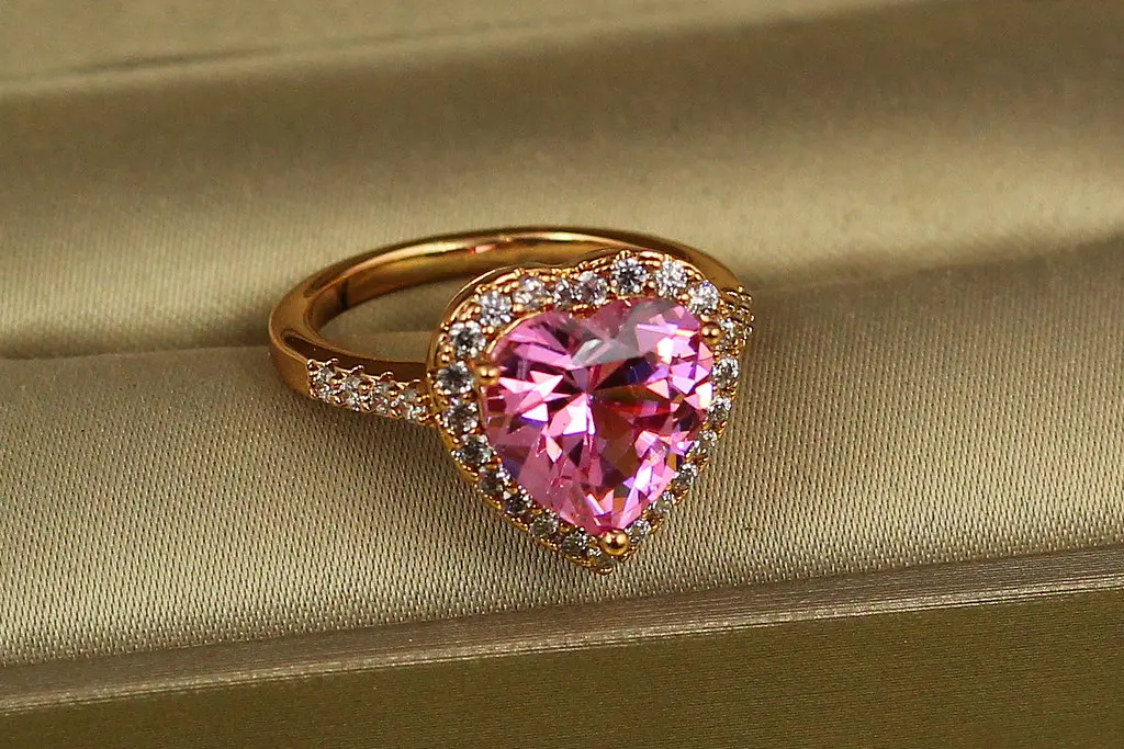 Кільце Xuping Jewelry серце океану з розовим каменем 1,4 см р 18 золотисте - фото 2