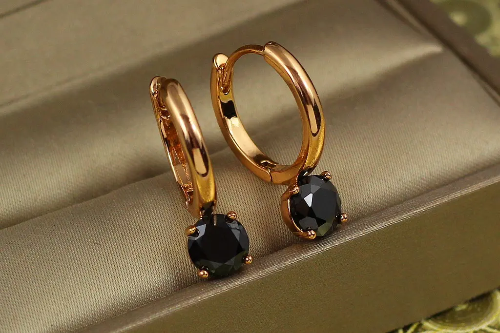 Сережки Xuping Jewelry кільце з чорним каменем 2.1 см золотисті