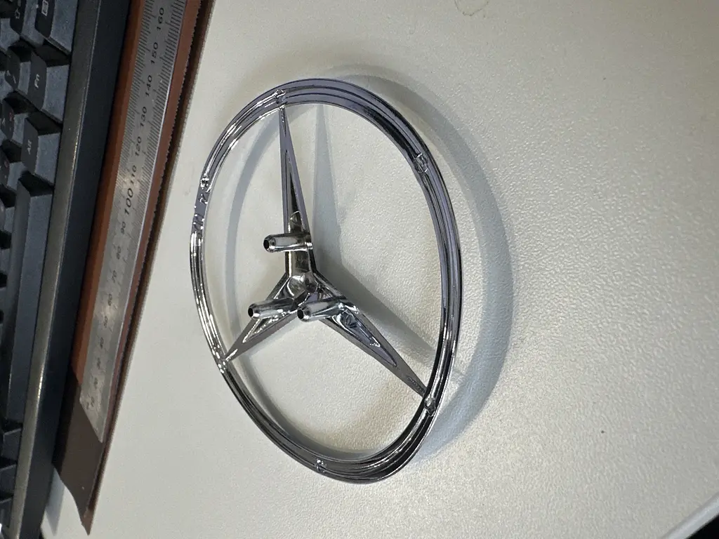Емблема для Mercedes 85 мм Пластикова 3 пуклі Вигнута (A 639 758 0058 7F24) - фото 2