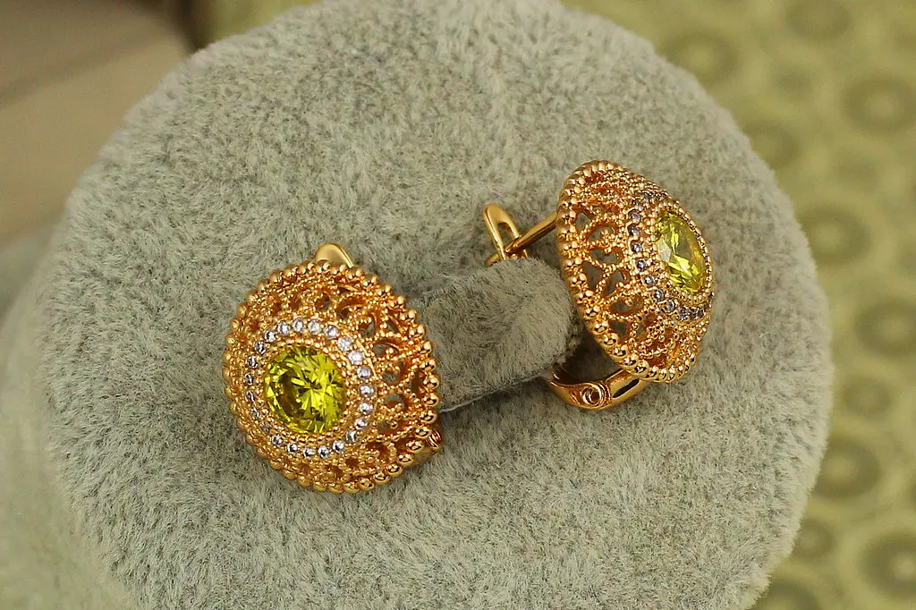 Сережки Xuping Jewelry Бароко з салатовим каменем 1,6 см золотисті - фото 3