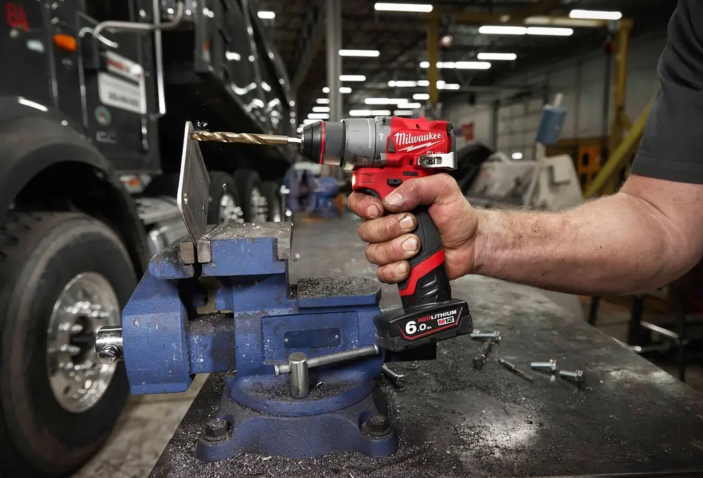 Набор из двух аккумуляторных инструментов Milwaukee M12 FPP2A2-402X акб М12 2х4 А/ч ЗП C12C кейс - фото 5