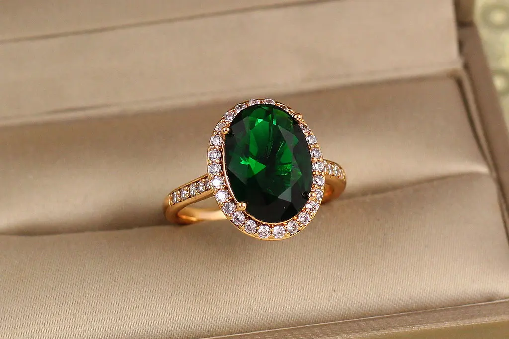 Кільце Xuping Jewelry малинки з зеленим каменем р 18 золотисте - фото 2