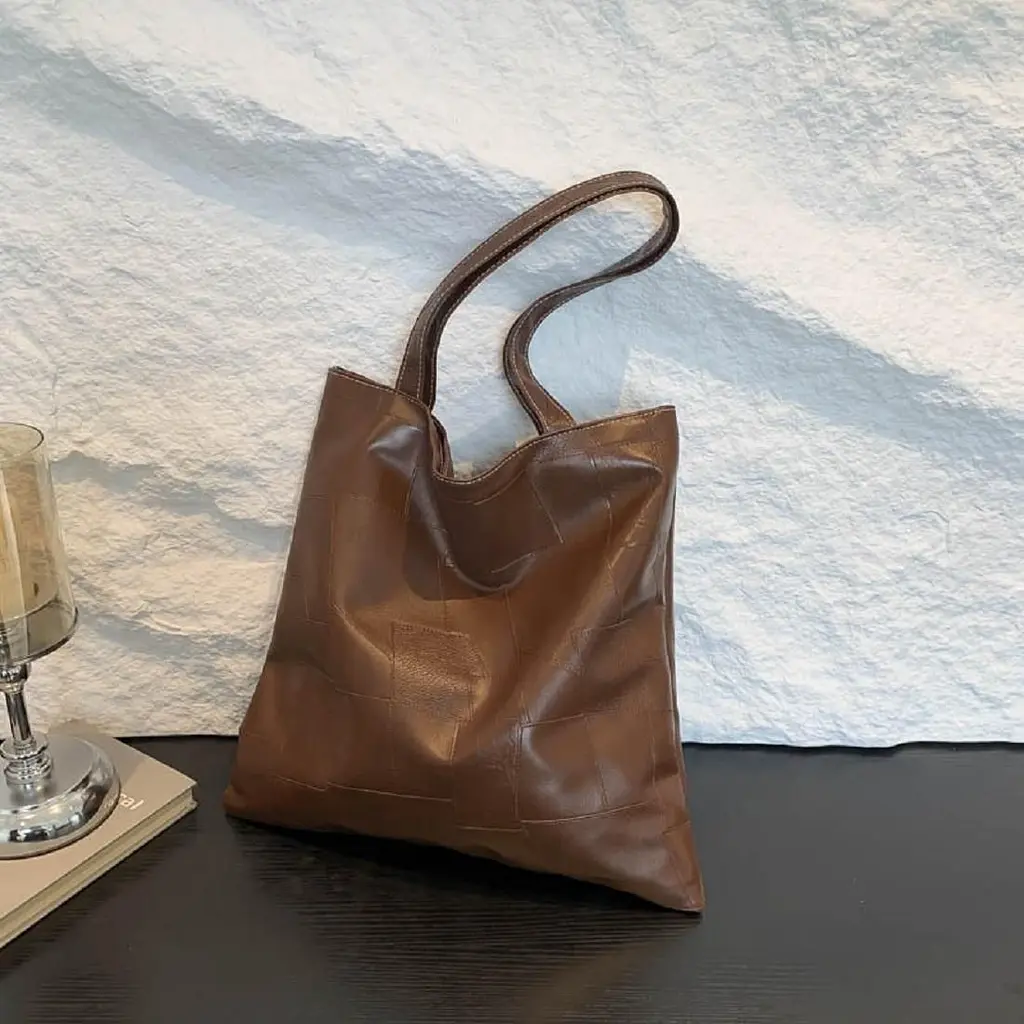 Велика жіноча сумка з екошкіри Lilly P2-9071DB темно коричнева