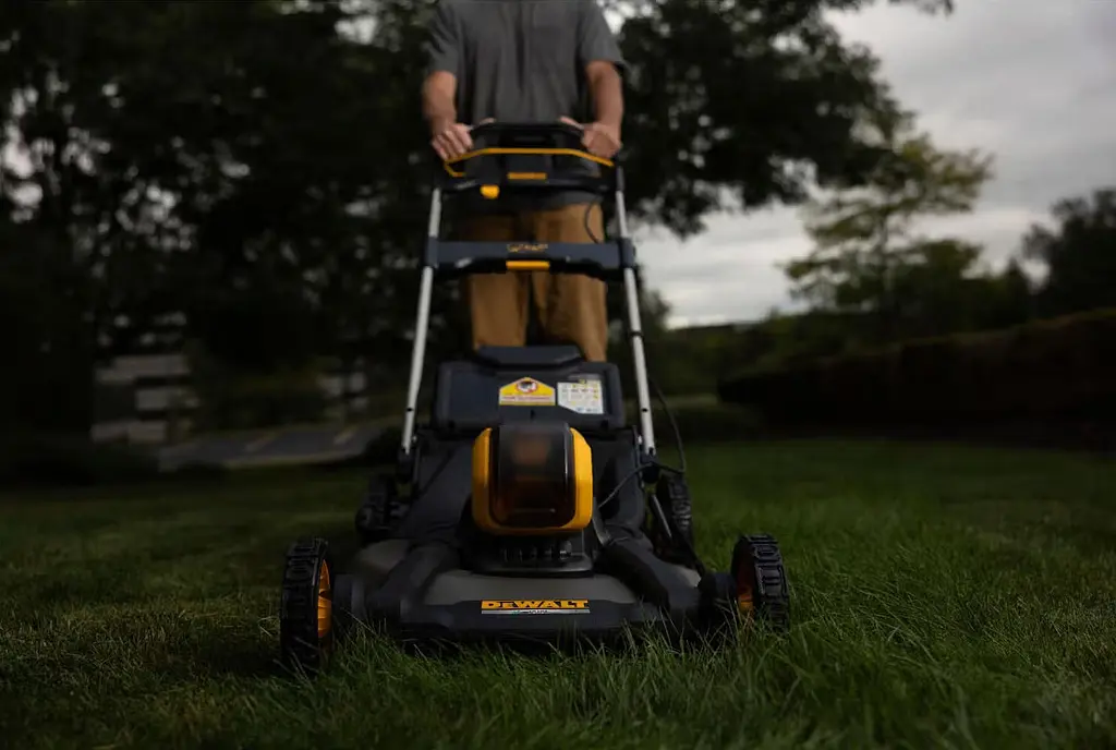 DeWALT Газонокосарка аккумуляторна XR FLEXVOLT 54В 53см 67л 25-102мм 26кг без АКБ та ЗП - фото 2