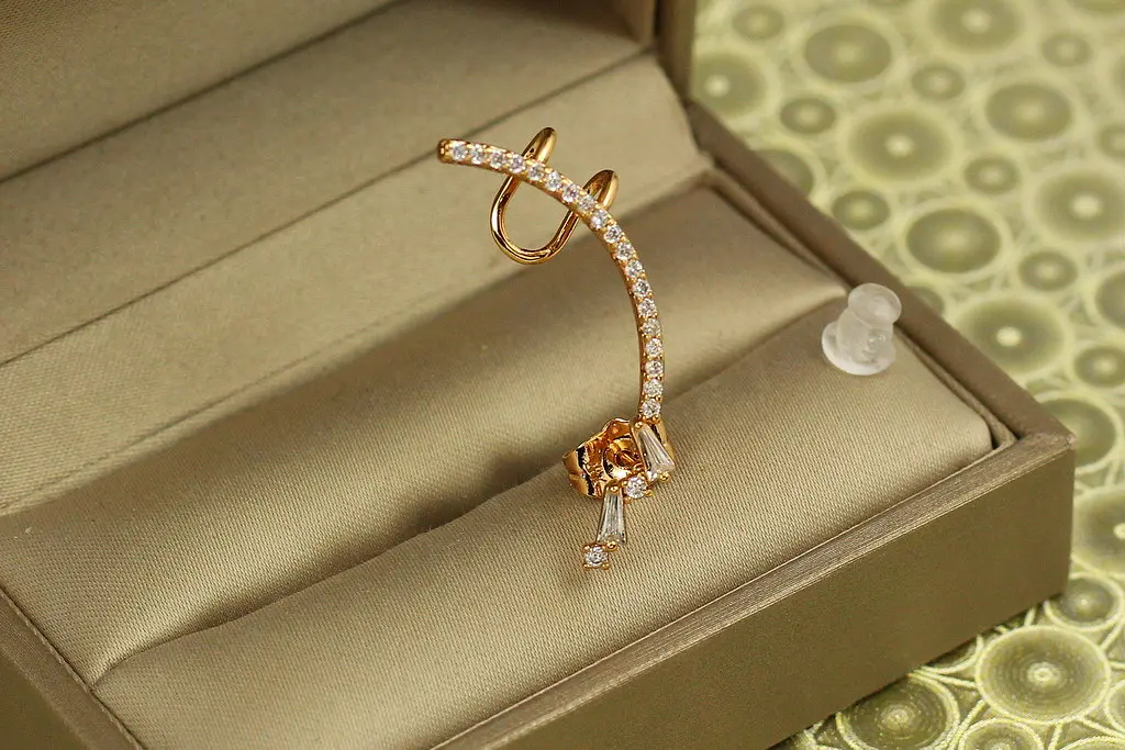 Сережки кафи Xuping Jewelry зігнута доріжка 3,3 см золотисті - фото 2