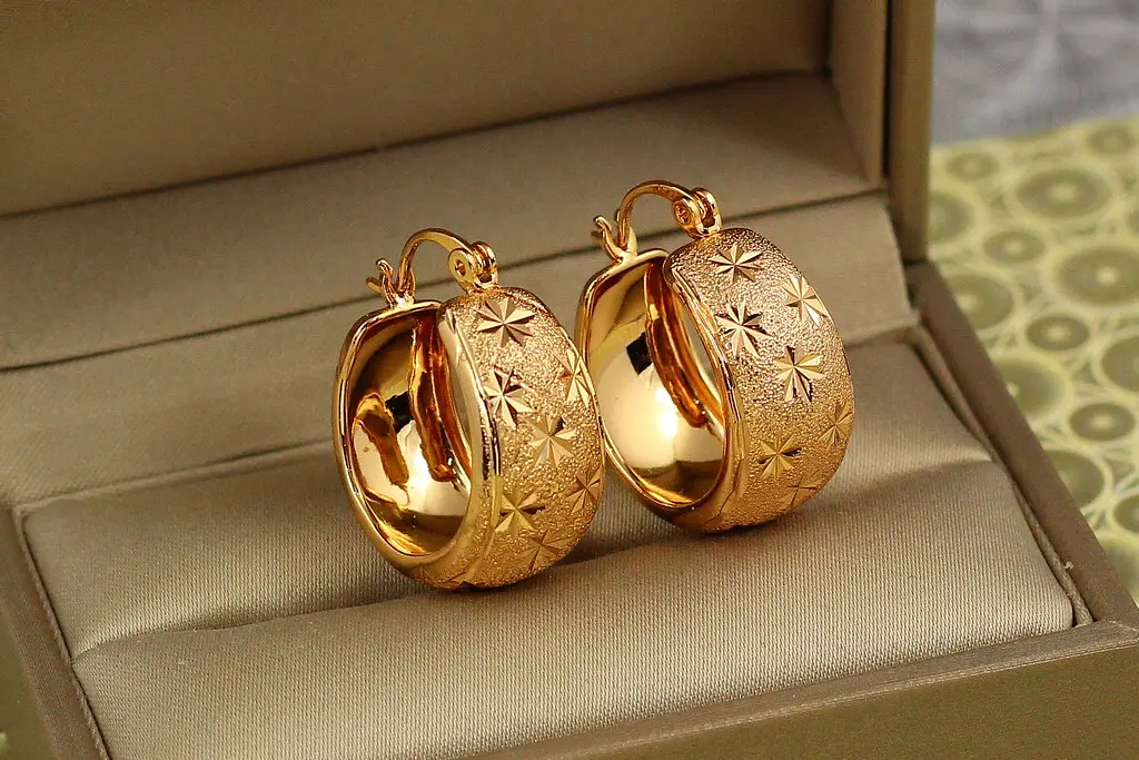 Сережки кільця Хuping Jewelry широкі шагреньові із зірочками 2,5 см золотисті - фото 2