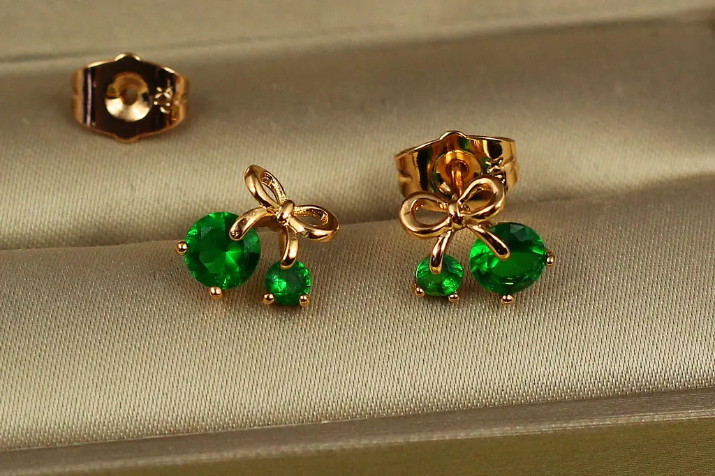 Сережки гвоздики Xuping Jewelry ягідки на бантику із зеленими камінцями 9 мм золотисті - фото 2