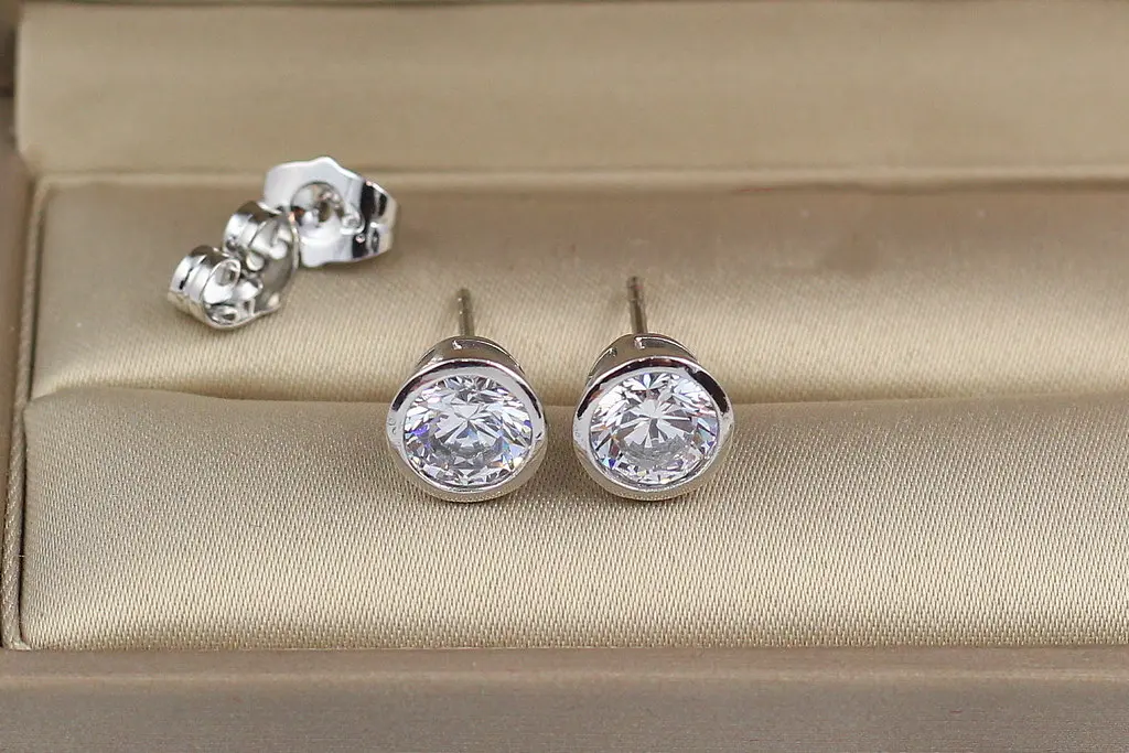 Сережки гвоздики Xuping Jewelry з каменем в обідку 7 мм сріблясті