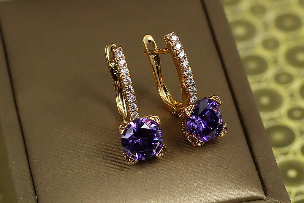 Сережки Xuping Jewelry світло у вікні з фіолетовим каменем 2,2 см золотисті