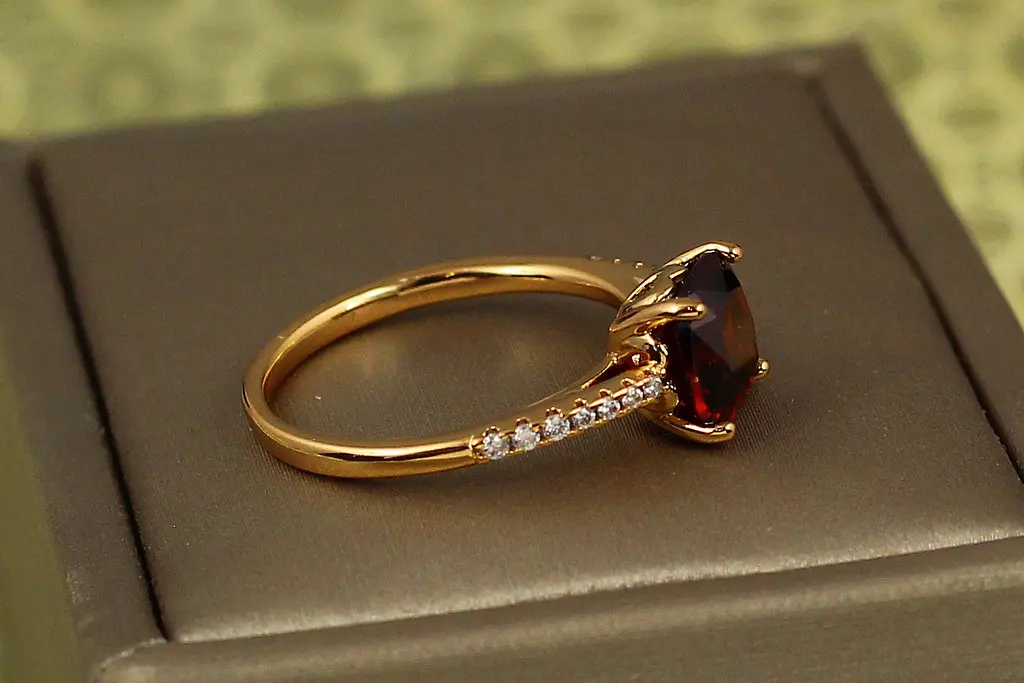 Кільце Xuping Jewelry червоний квадратний фіаніт із доріжками з боків р 17 золотисте - фото 2