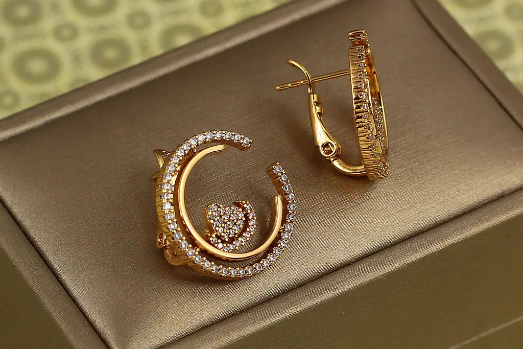 Сережки Xuping Jewelry контур з серцем 2 см золотисті - фото 2