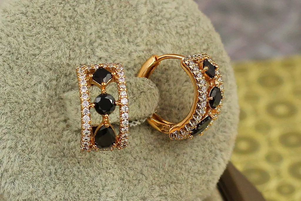 Сережки Xuping Jewelry парадигма з чорними каменями 1,4 см золотисті - фото 2