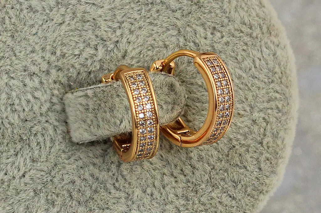 Сережки Xuping Jewelry дві доріжки з каменів із боків бортики 1.5 см золотисті - фото 3