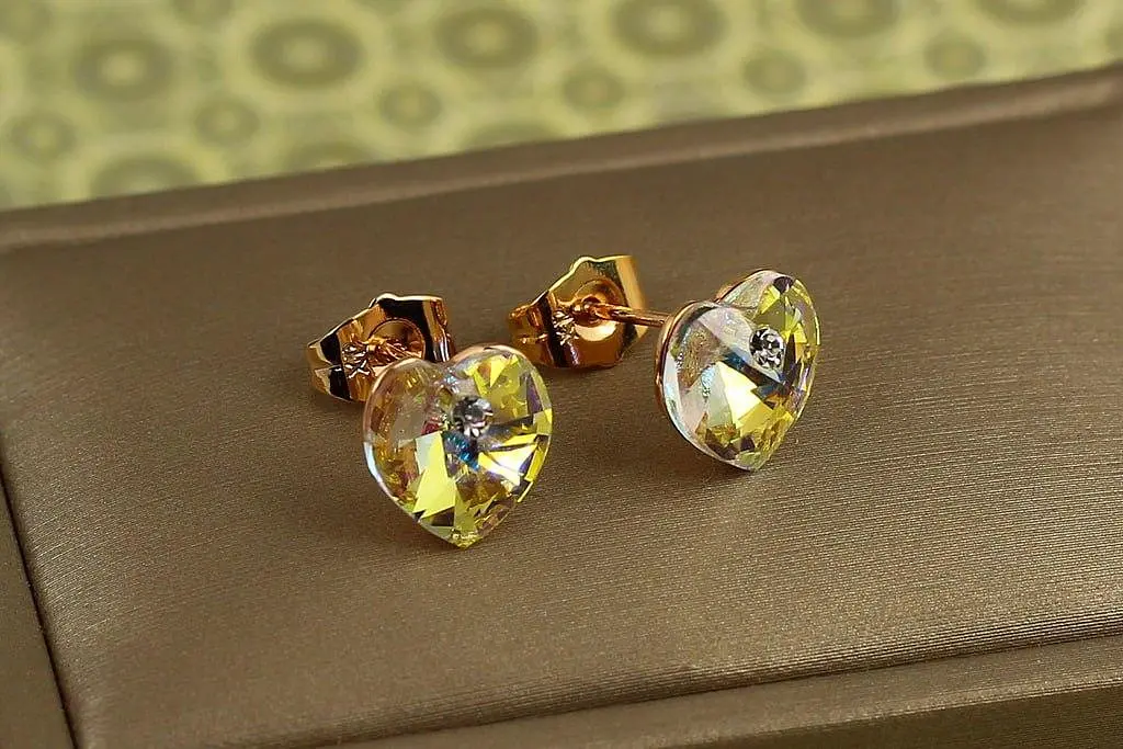 Сережки гвоздики Xuping Jewelry Сваровські сердечки жовті хамелеон 1 см золотисті - фото 2