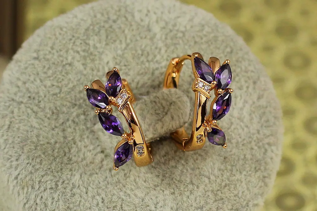 Сережки Xuping Jewelry Візаві з фіолетовим каменем 1,7 см золотисті