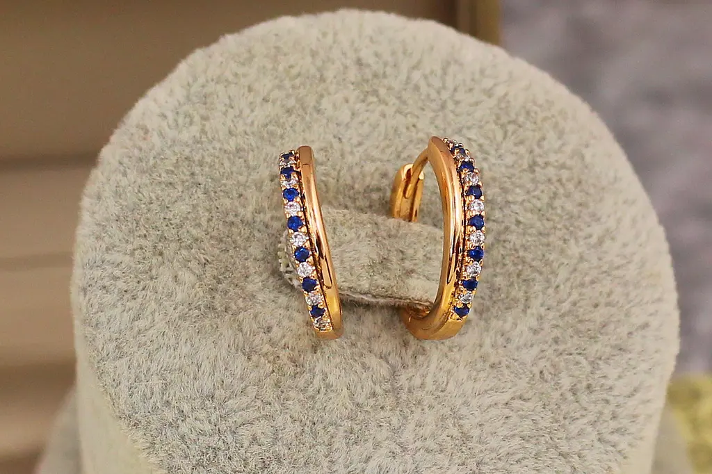 Сережки кільця Xuping Jewelry доріжка із синіх і білих з камінців 1,7 см золотисті - фото 3