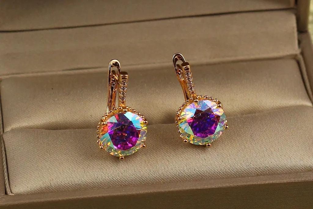 Сережки Xuping Jewelry з великим каменем хамелеон шестигранна оправа 2 см золотисті - фото 2