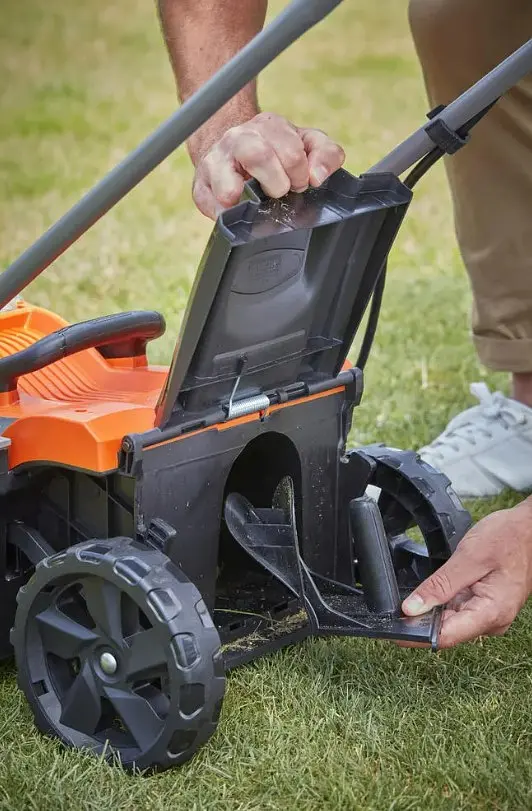 Газонокосилка аккумуляторная Black+Decker BCMW3318L2 - фото 11