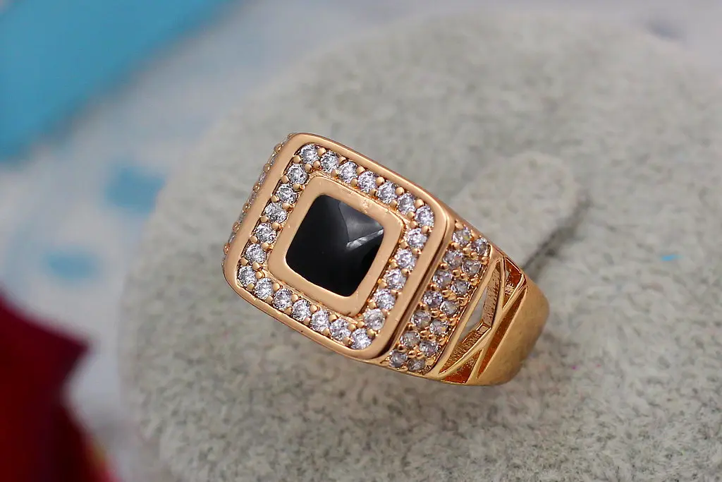 Печатка Xuping Jewelry чорна піраміда з камінням біля підніжжя р 24 золотиста - фото 2