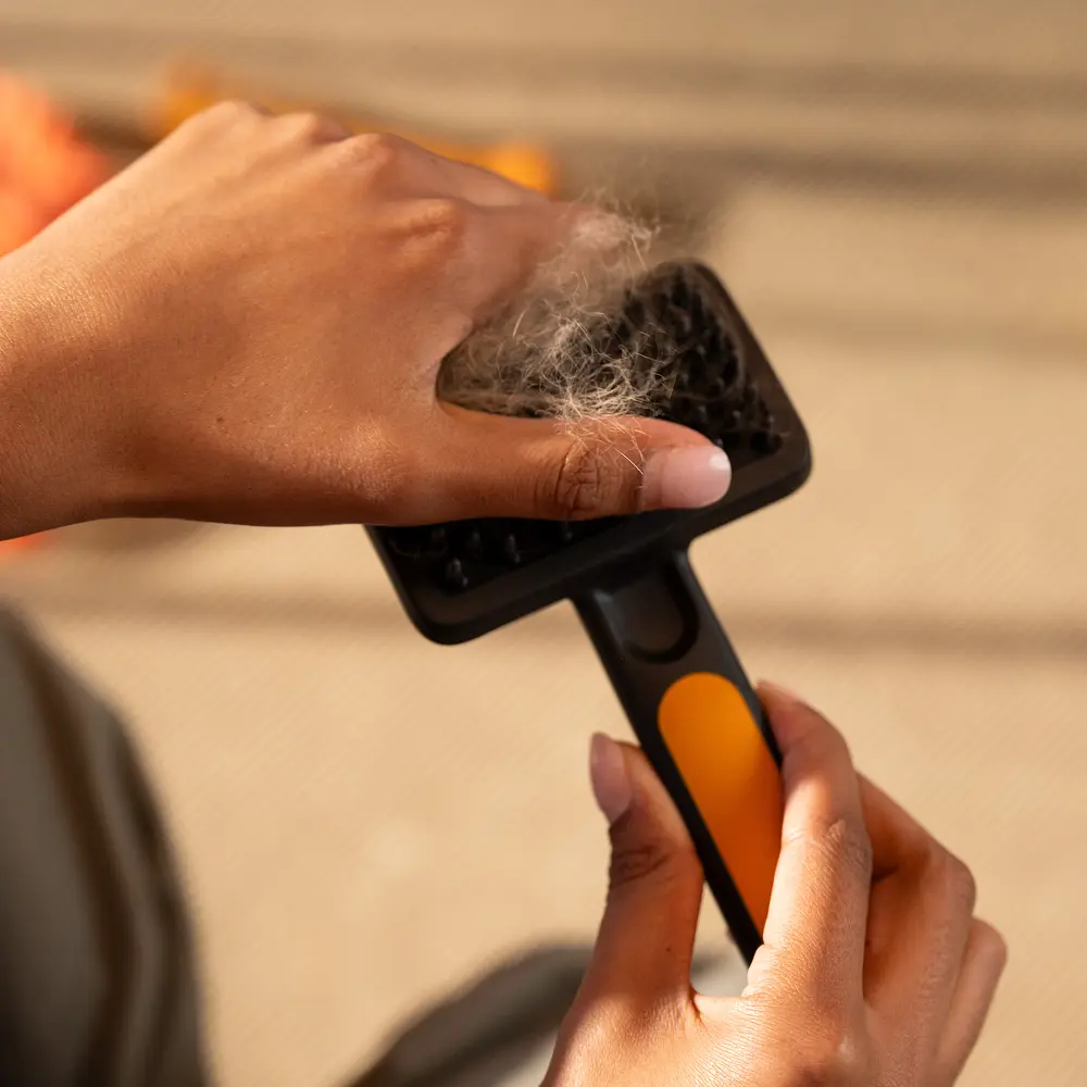 Массажная щетка для вычесывания шерсти Fiskars Massage Brush 9 см (2009140) - фото 5