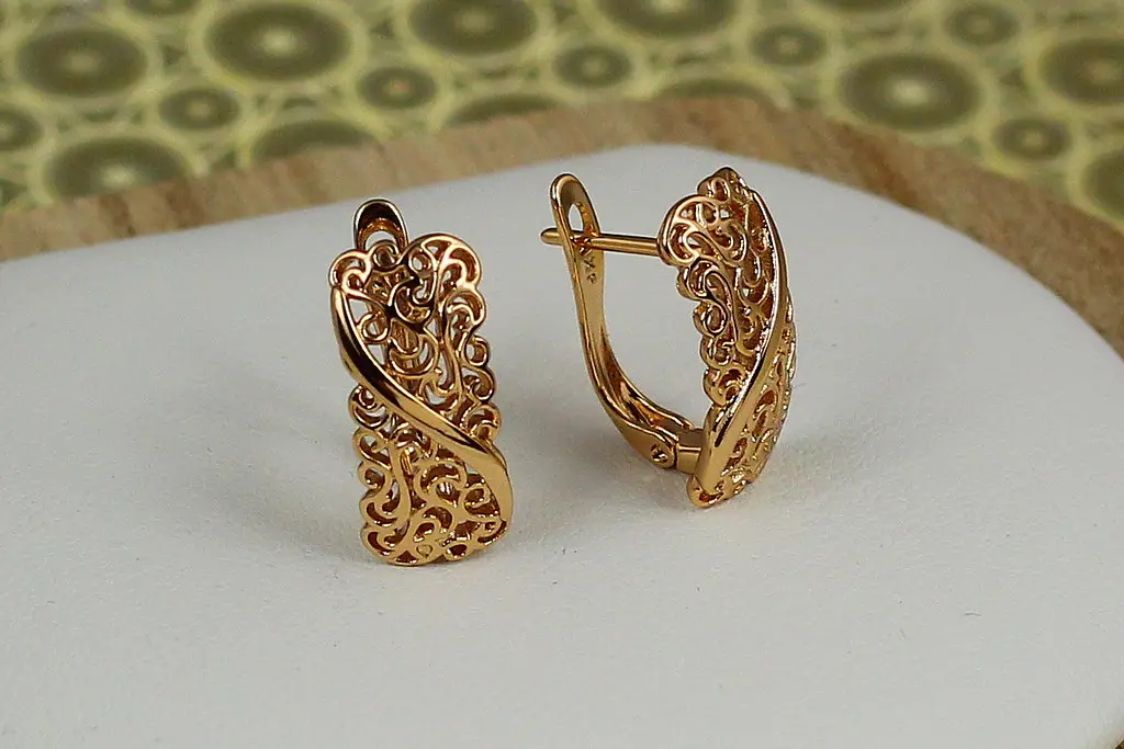 Сережки Xuping Jewelry вигнутий прямокутник із візерунком змійка 1.8 см золотисті - фото 2