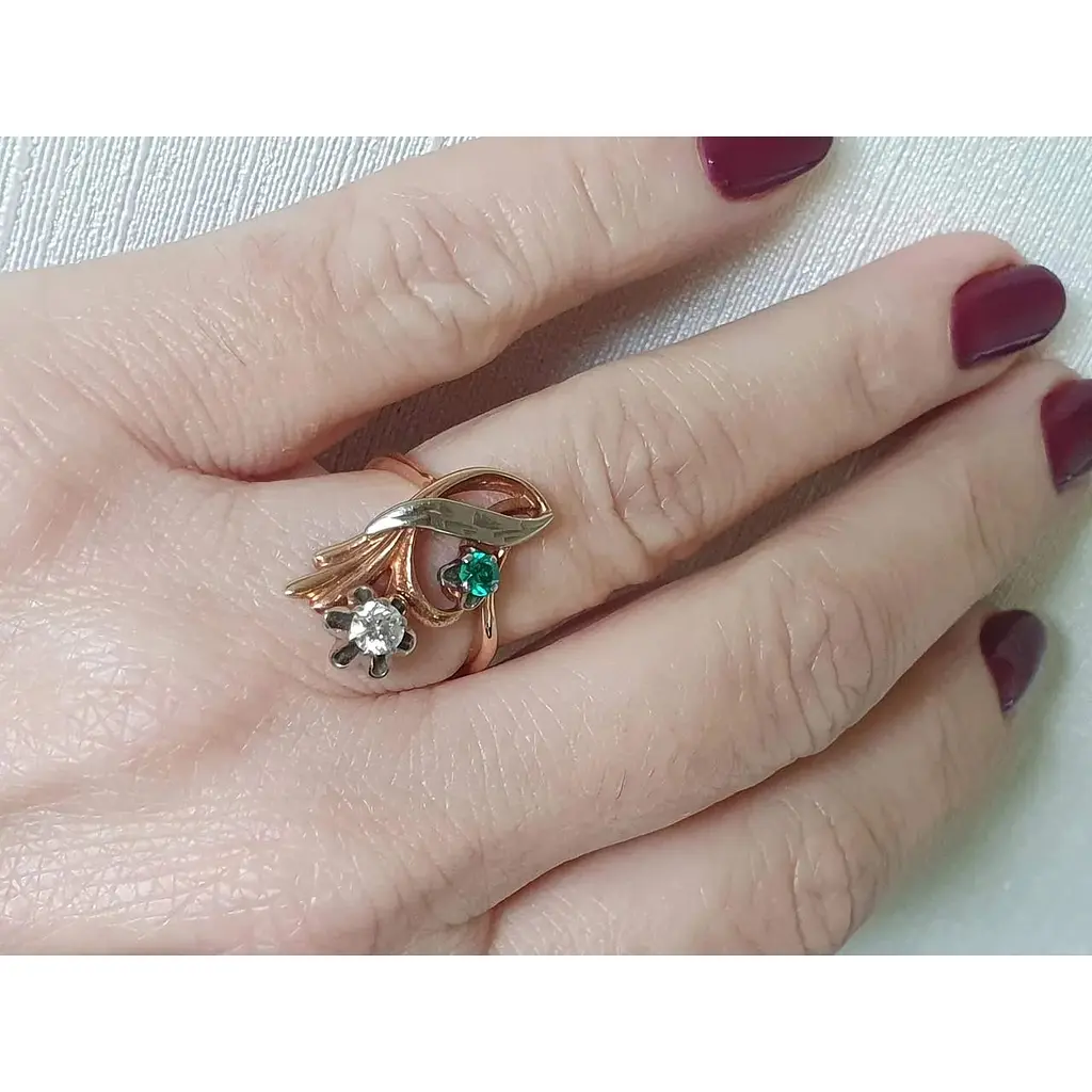 Золотое кольцо ЮЗ "Багет" с бриллиантами и изумрудом. 61976 16 - фото 2