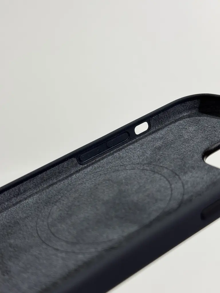 Оригінальний силіконовий чохол для iPhone 15 Apple Silicone Case with MagSafe Midnight Black MT0J3ZM/A - фото 6