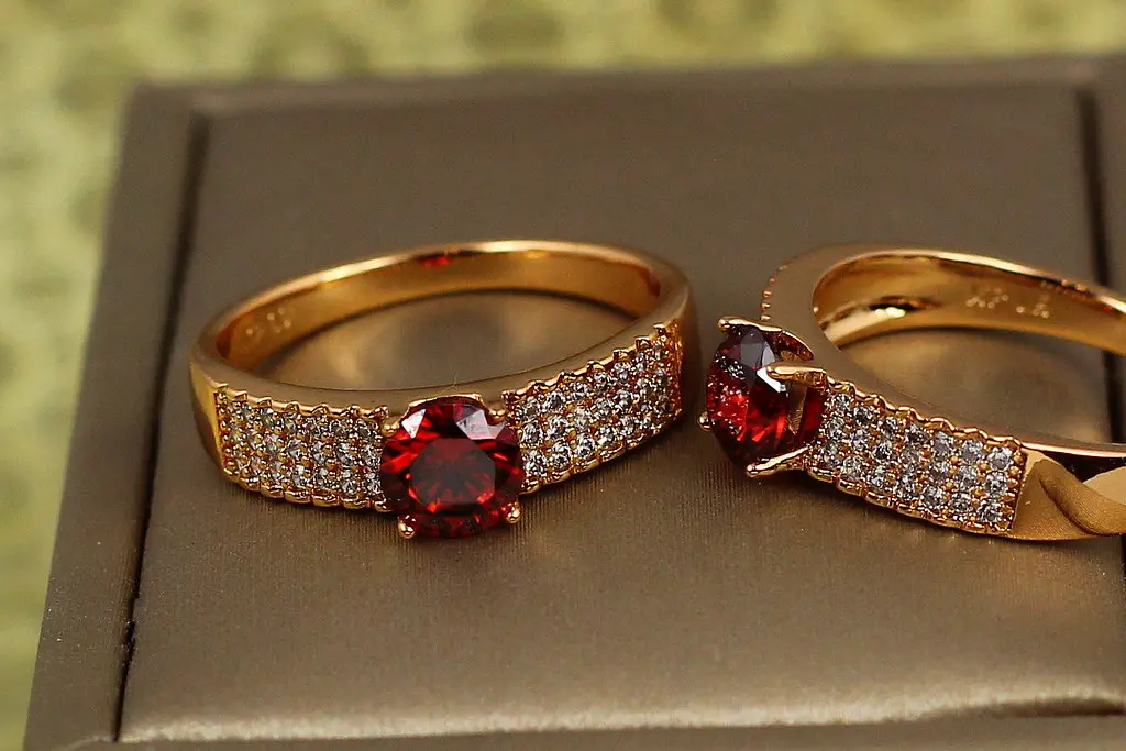 Кільце Xuping Jewelry свято життя з червоним каменем р 18 золотисте - фото 2