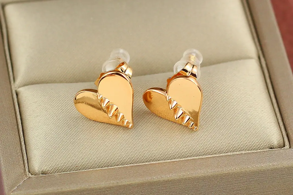 Сережки гвоздики Xuping Jewelry строге серце 1,3 см золотисті - фото 3