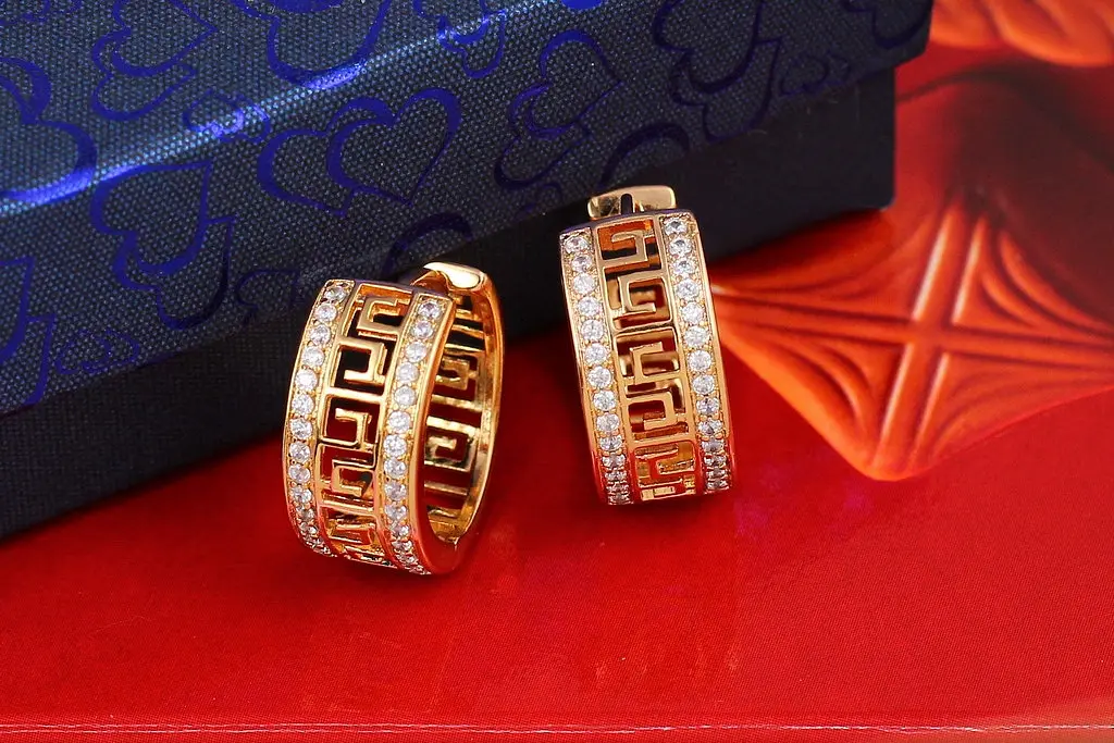 Сережки Xuping Jewelry з грецьким візерунком по краях доріжки з камінців 1.8 см золотисті - фото 3