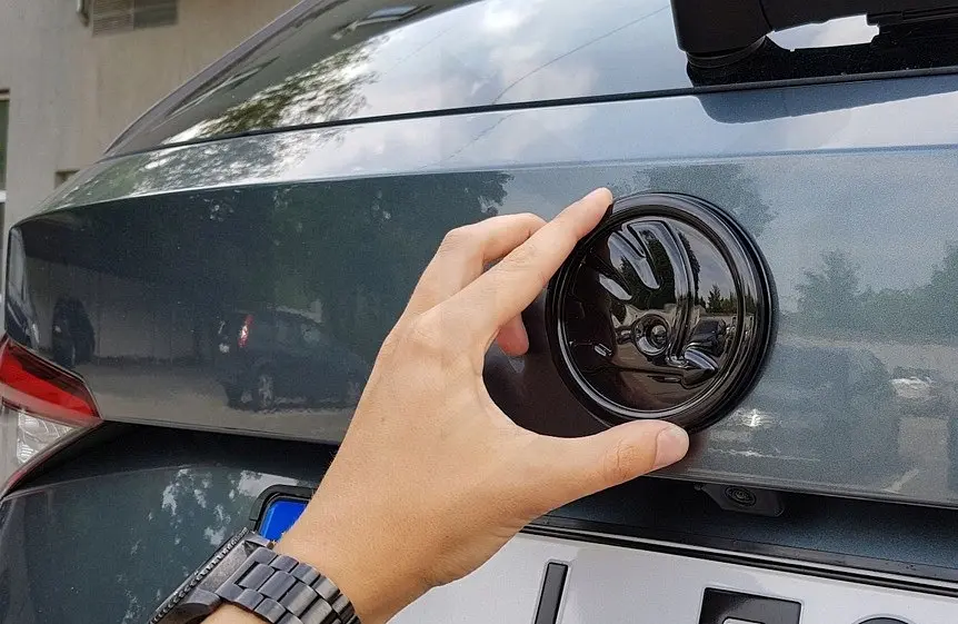 Емблема решітки задня для Skoda глянсова Чорна 80 мм Пластик (на скотчі та 2 вусики по центру) (Завод) - фото 5