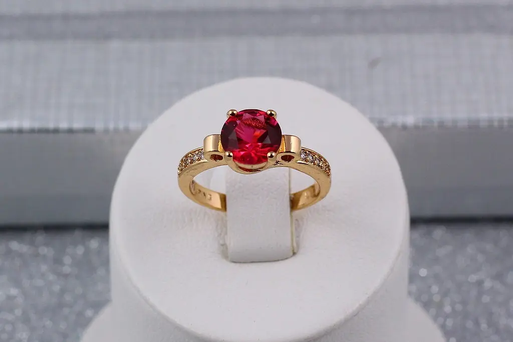Кільце Xuping Jewelry з малиновим каменем 8 мм р 18 золотисте