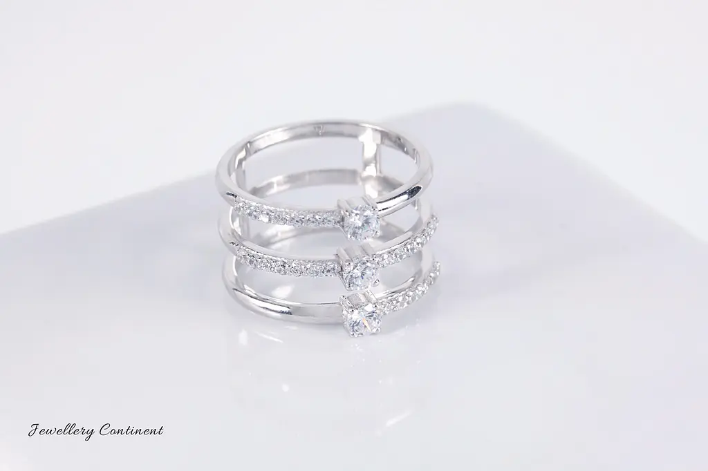 Каблучка з білого золота з фіанітами 14.5 K-0223 - фото 4
