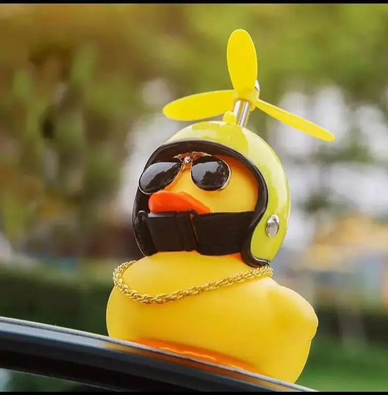 Качечка в шоломі в машину Red Broken Duck Шолом Качечка качка на торпеду - фото 4