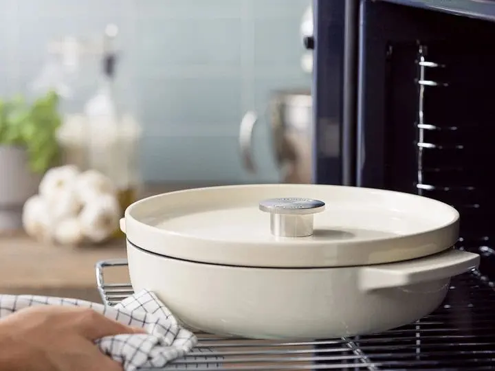 Сотейник чавунний з кришкою KitchenAid 26 см 2,77 л мигдальний крем - фото 7