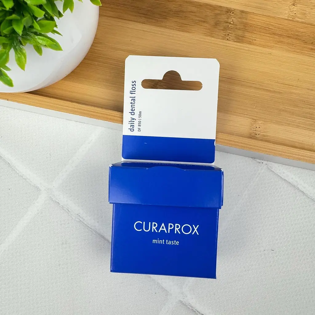 Зубна нитка вощена Curaprox DF 850 для щоденного використання (м'ятна), 50 м