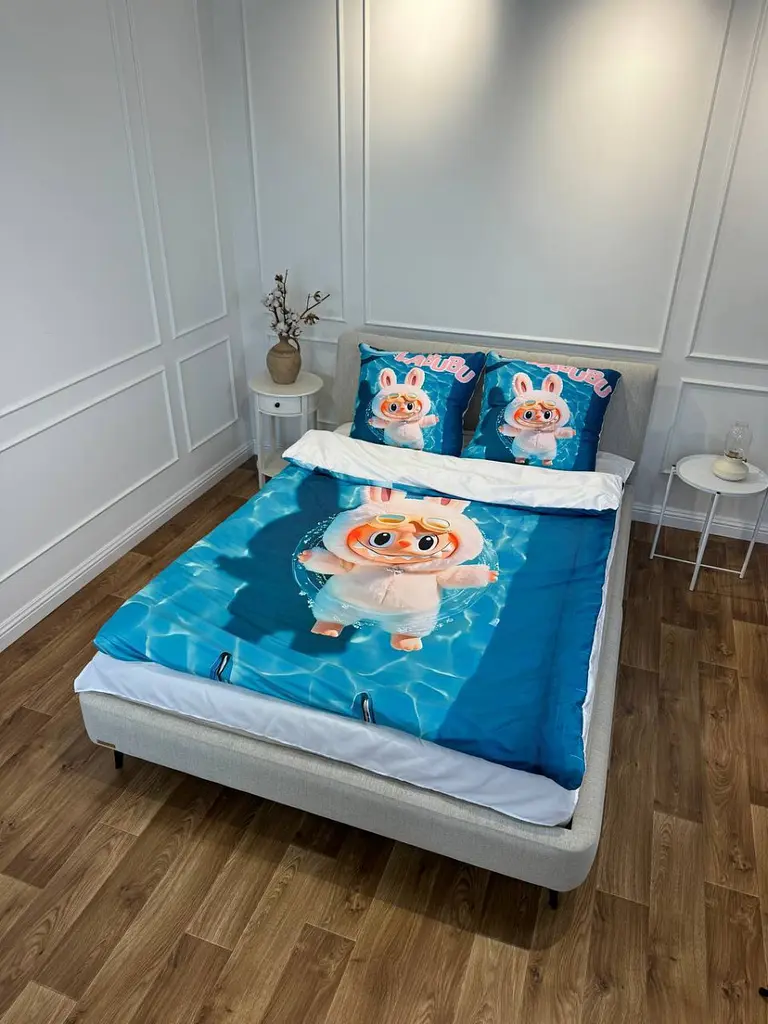 комплект постіль із мікросатина Labubu №7 полуторний 3D дизайн підковдра 150×215 см наволочки 70×70 см - фото 6