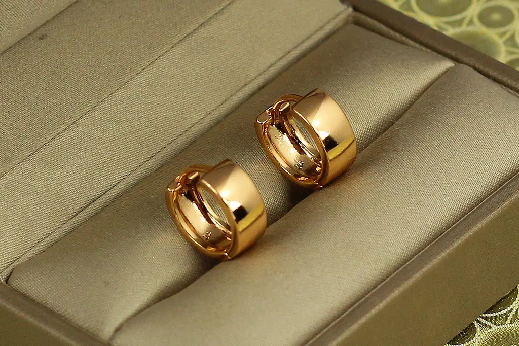 Сережки Xuping Jewelry широкі гладенькі колечки 1,3 см золотисті - фото 2