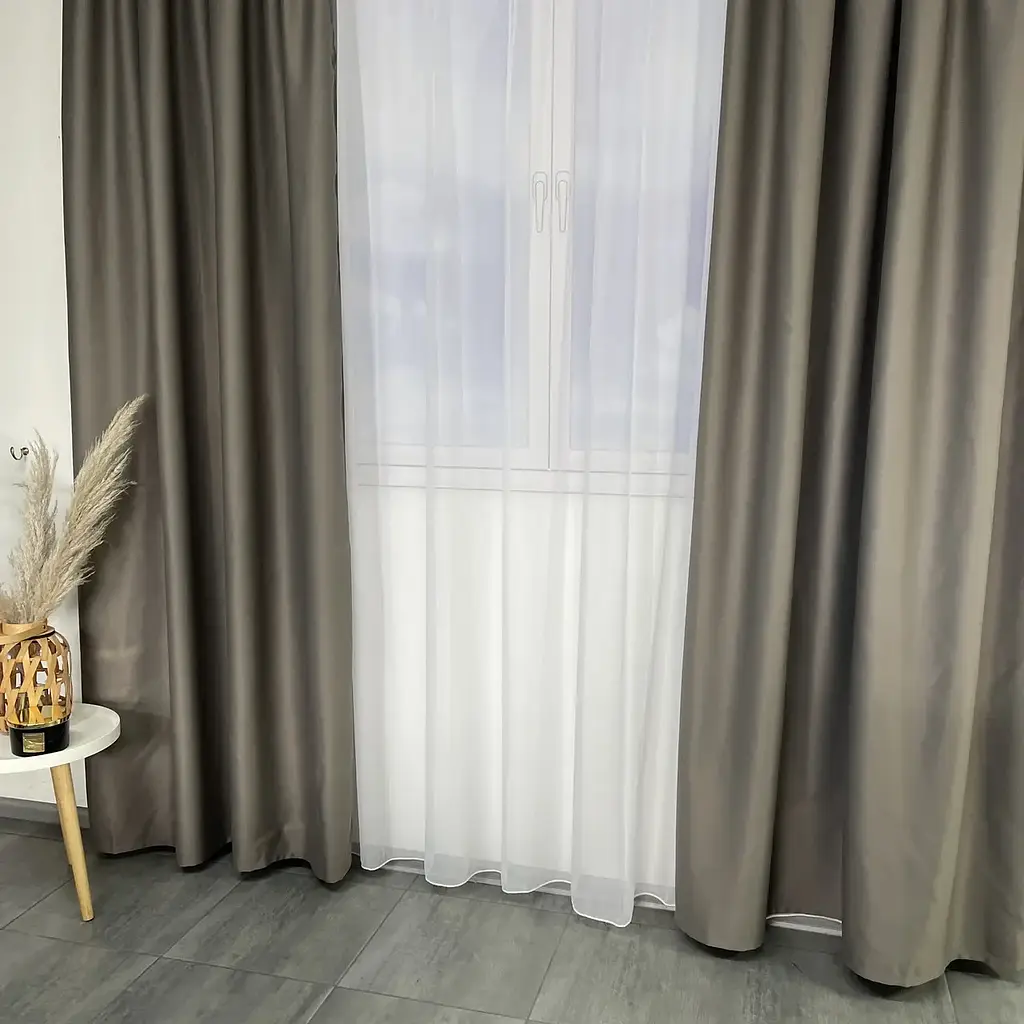 Матові атласні блекаут штори сіро-коричневого кольору 2шт. 150х270 з білим шифоновим тюлем 400х270, ALBO pbe0052599 - фото 4