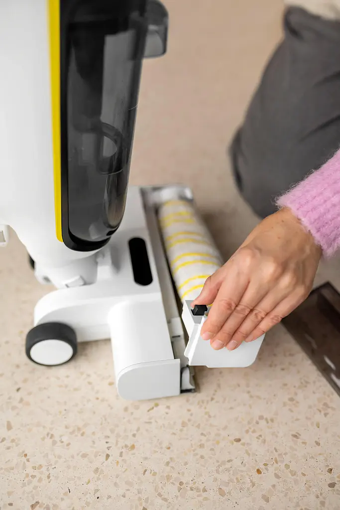 Karcher Пилосос безпровідний FCV 4 Dry Extra, вологе прибирання, конт пилок -0.45л, вода -0.75л, автон. робота до 45хв, самоочищення, білий - фото 7
