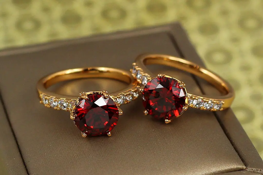 Кільце Xuping Jewelry зерно граната з червоним каменем р 18 золотисте - фото 2