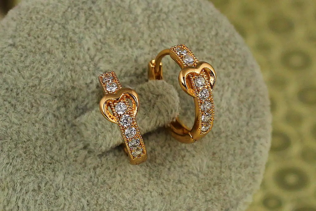 Сережки кільця Хuping Jewelry доріжка із серцем 1,5 см золотисті