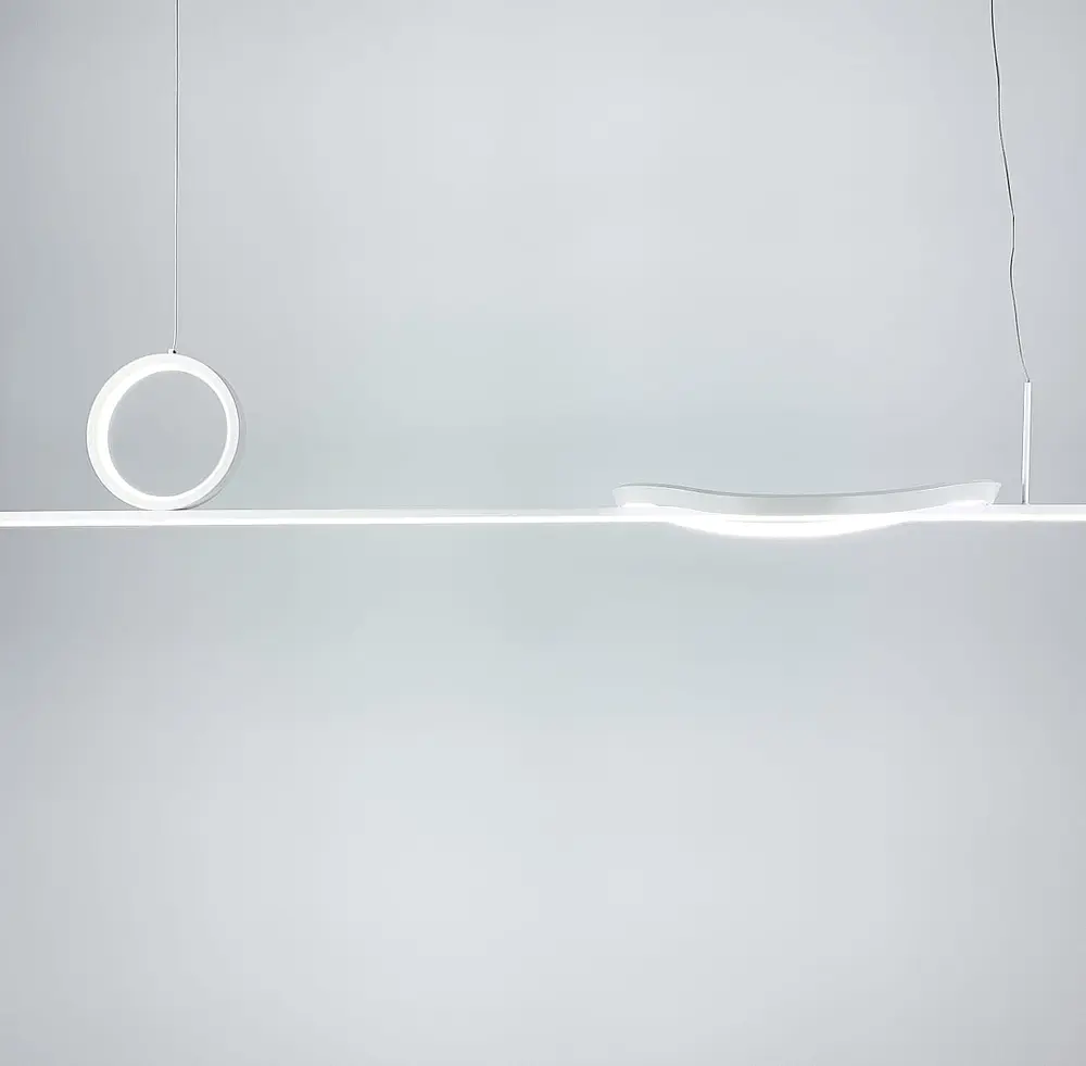 Удлиненная подвесная люстра в белом каркасе Line.F Длина 90 см - фото 6