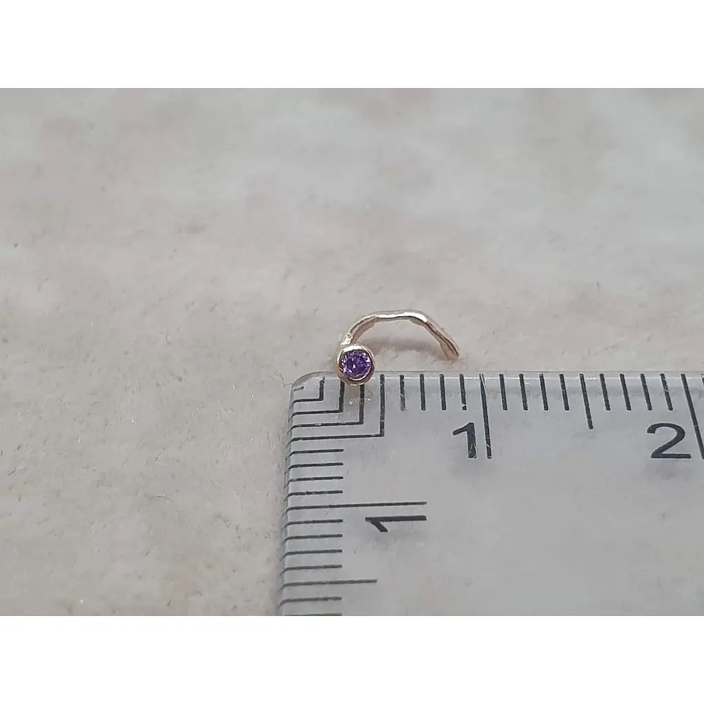 Золотая серьга-пирсинг в нос Dear с фианитом. 1024.7 Лаванда - фото 3