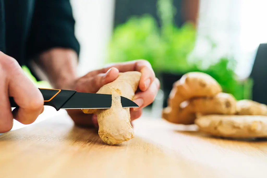 Кухонний ніж Fiskars Edge для томатів та хліба 13 см (1003092) - фото 6