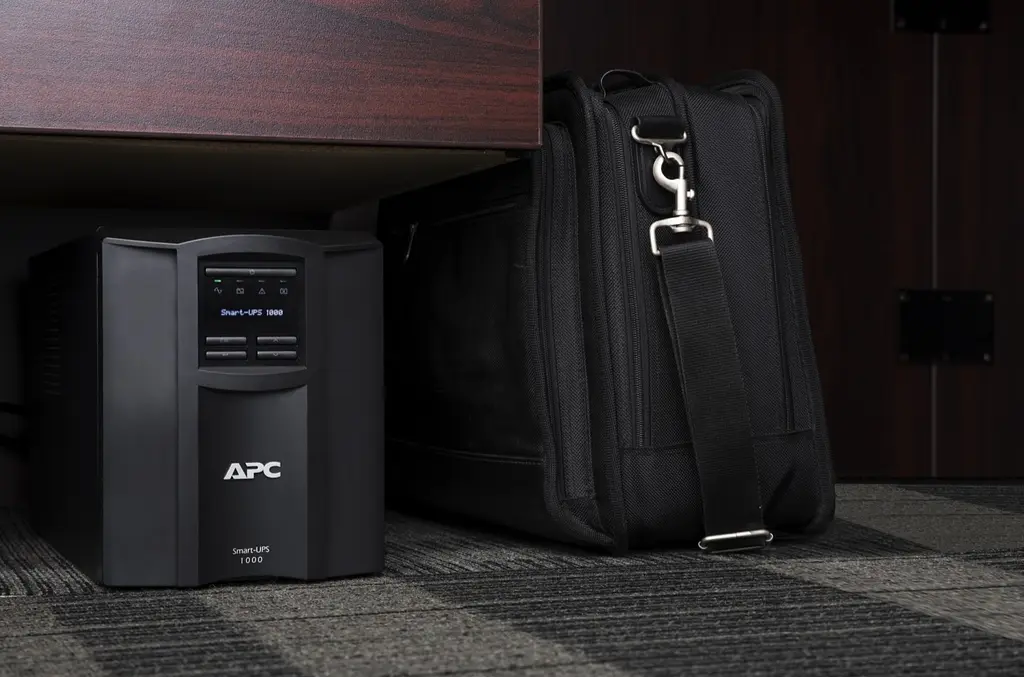 APC ДБЖ Smart-UPS 1000VA/700W, LCD, USB, SmartConnect, 8xC13 - фото 3