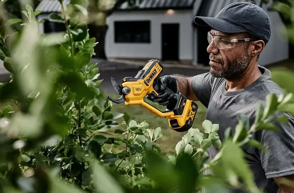 Ножиці садові - секатор акумуляторний DeWalt з АКБ та ЗП DCMPP568P1 - фото 6