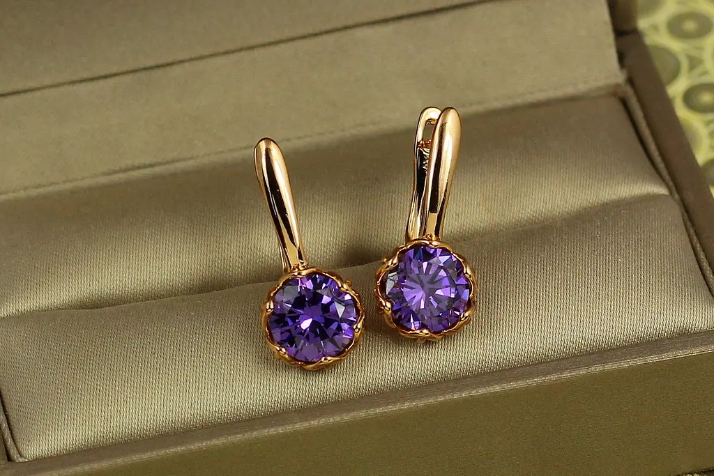 Сережки Xuping Jewelry велична простота з фіолетовим каменем 2.3 см золотисті